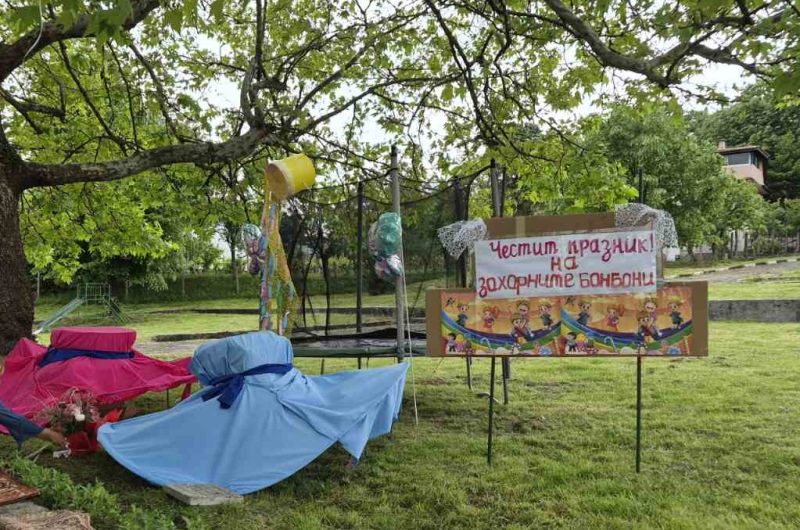 Младите участници посрещнаха гостите с вълнение, показвайки своите ръчно изработени сладки композиции. Възрастните – пазители на местните обичаи – добавиха атмосферата на старите празници, превръщайки събитието в истинска среща между поколенията.