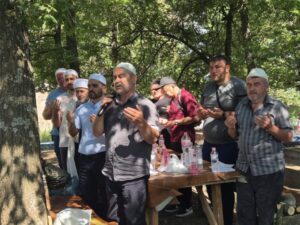 Молебенът беше отслужен от ходжи от района под ръководството на бившия главен мюфтия Фикри Сали