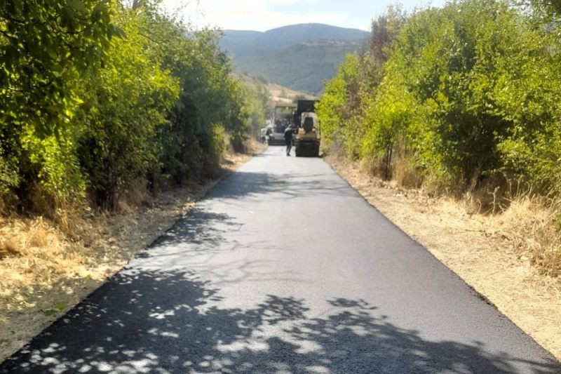 Ударно обновяват пътищата в Чернооченско, нов асфалт за Вождово